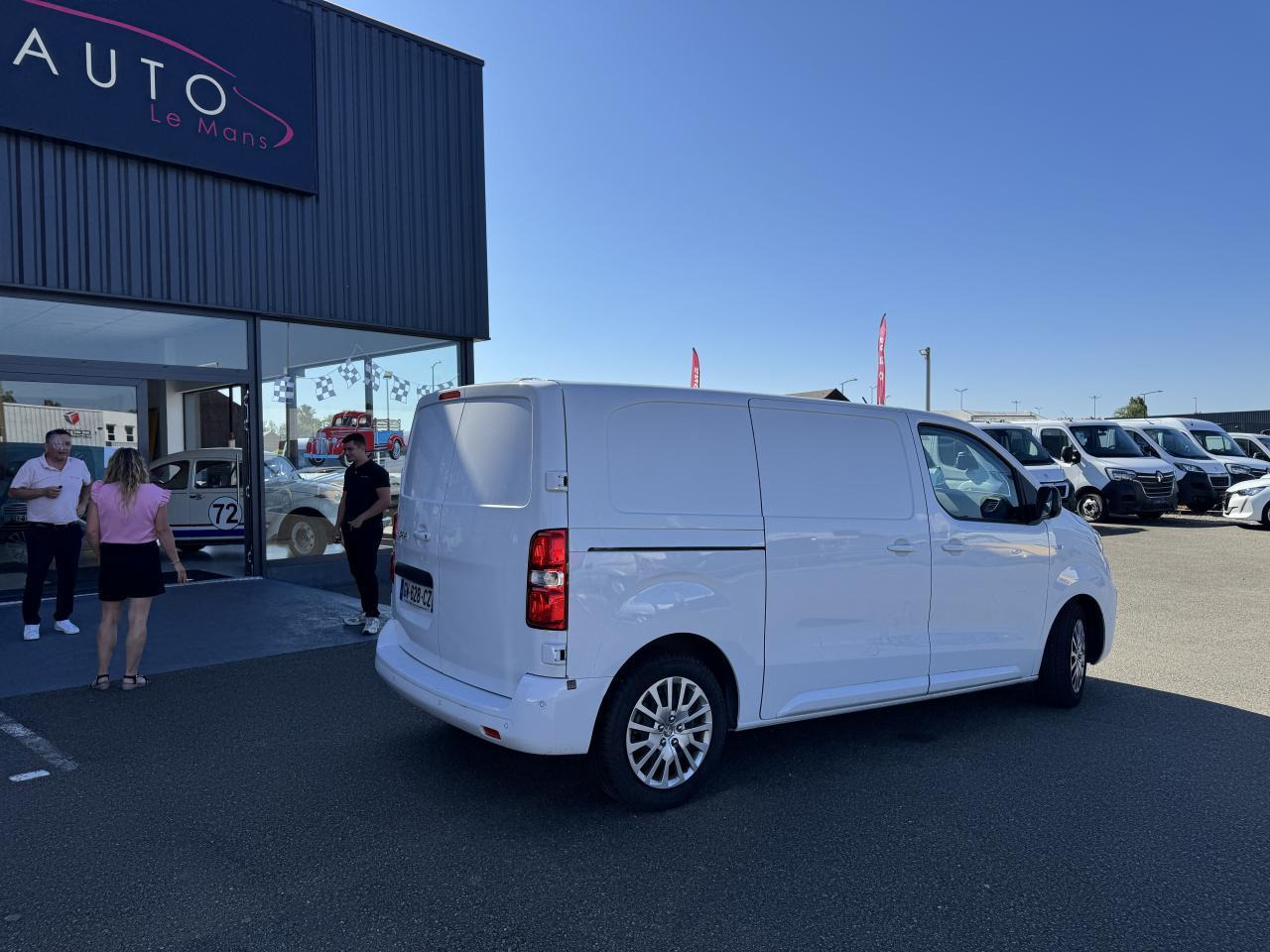 Peugeot Expert Standard 2.0 BlueHDi - 145 S&S - BV EAT8 III FOURGON Fourgon Asphalt PHASE 1 - فان: صورة 5 Peugeot Expert Standard 2.0 BlueHDi - 145 S&S - BV EAT8 III FOURGON Fourgon Asphalt PHASE 1 - فان: صورة 5