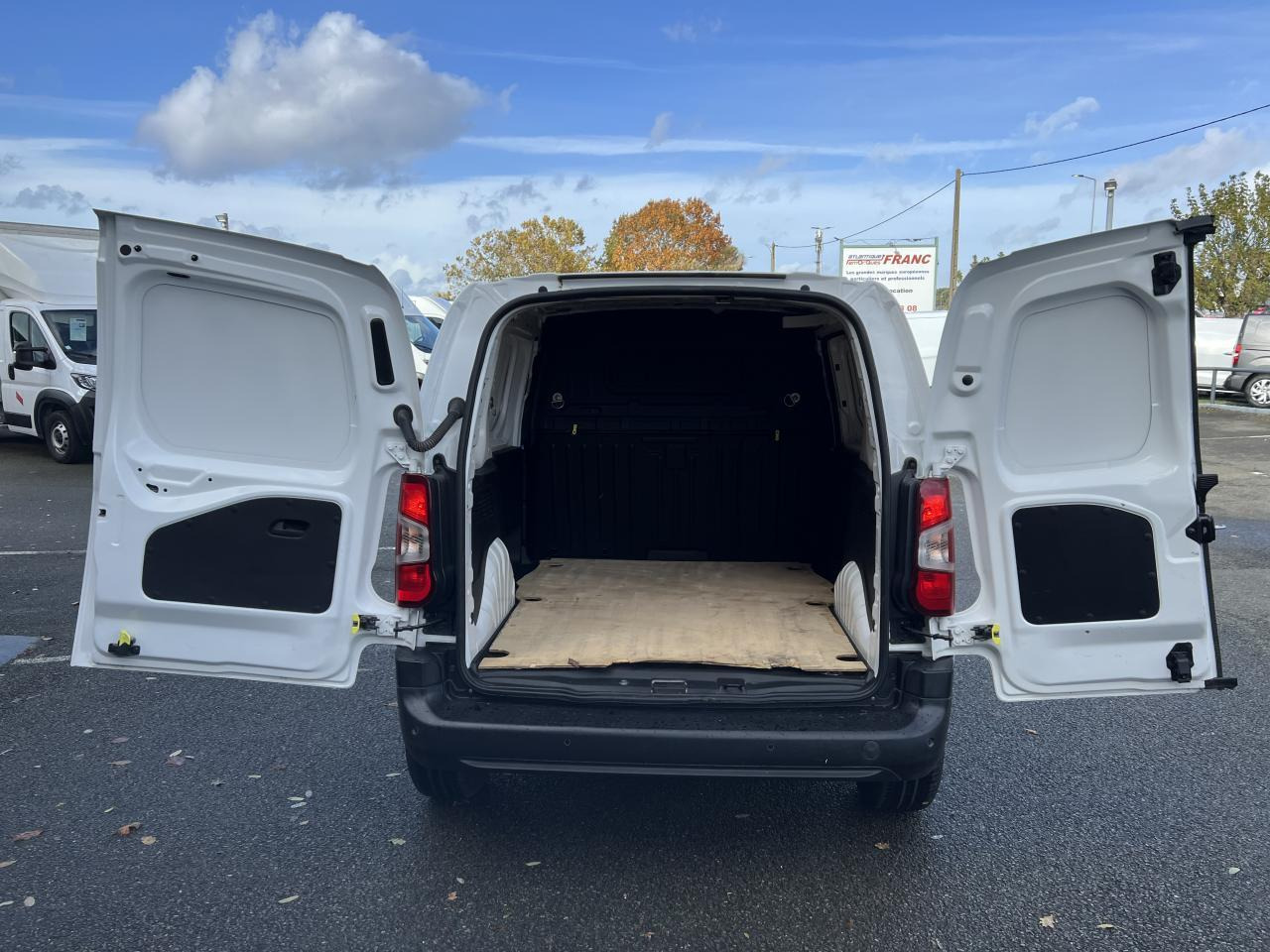 Peugeot Partner STANDARD 650KG BLUEHDI 130CH S&S ASPHALT EAT8 - فان المدمجة: صورة 3 Peugeot Partner STANDARD 650KG BLUEHDI 130CH S&S ASPHALT EAT8 - فان المدمجة: صورة 3
