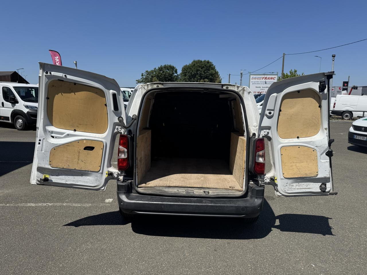 Peugeot Partner STANDARD 650KG BLUEHDI 130CH S&S ASPHALT EAT8 - فان المدمجة: صورة 2 Peugeot Partner STANDARD 650KG BLUEHDI 130CH S&S ASPHALT EAT8 - فان المدمجة: صورة 2