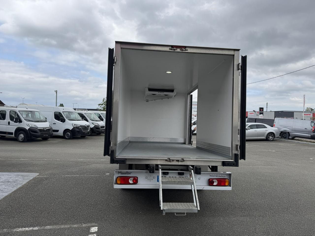 RENAULT MASTER 3T5 CAISSE FRIGO 2.3 DCI 165CH GRAND CONFORT - شاحنة مُبرّدة للتوصيل: صورة 1 RENAULT MASTER 3T5 CAISSE FRIGO 2.3 DCI 165CH GRAND CONFORT - شاحنة مُبرّدة للتوصيل: صورة 1