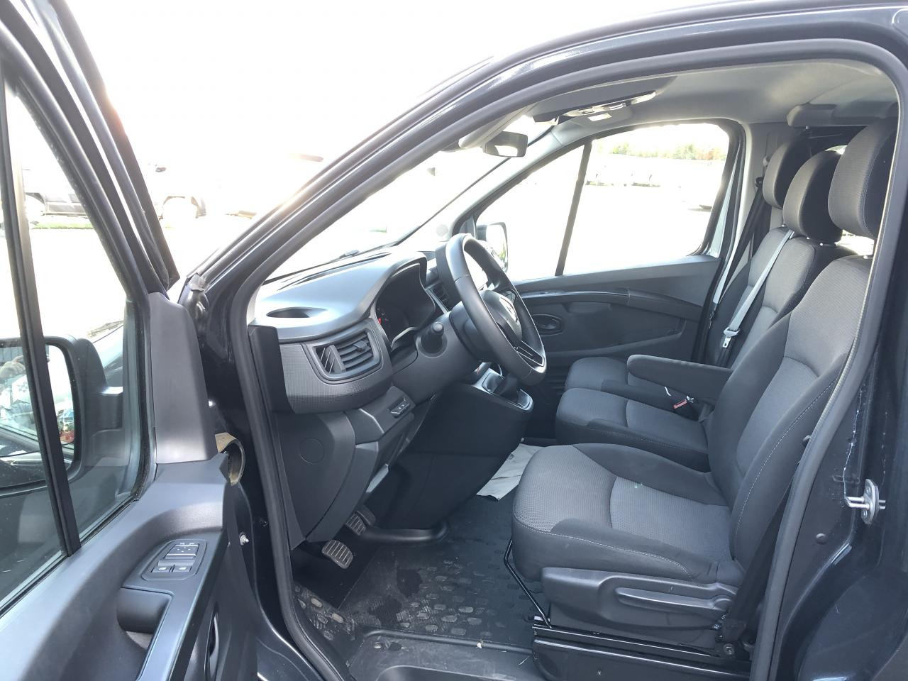 RENAULT Trafic L2 2.0 Energy dCi - 150 - S&S III COMBI Combi Zen L2H1 PHASE 3 - ميكروباص: صورة 4 RENAULT Trafic L2 2.0 Energy dCi - 150 - S&S III COMBI Combi Zen L2H1 PHASE 3 - ميكروباص: صورة 4