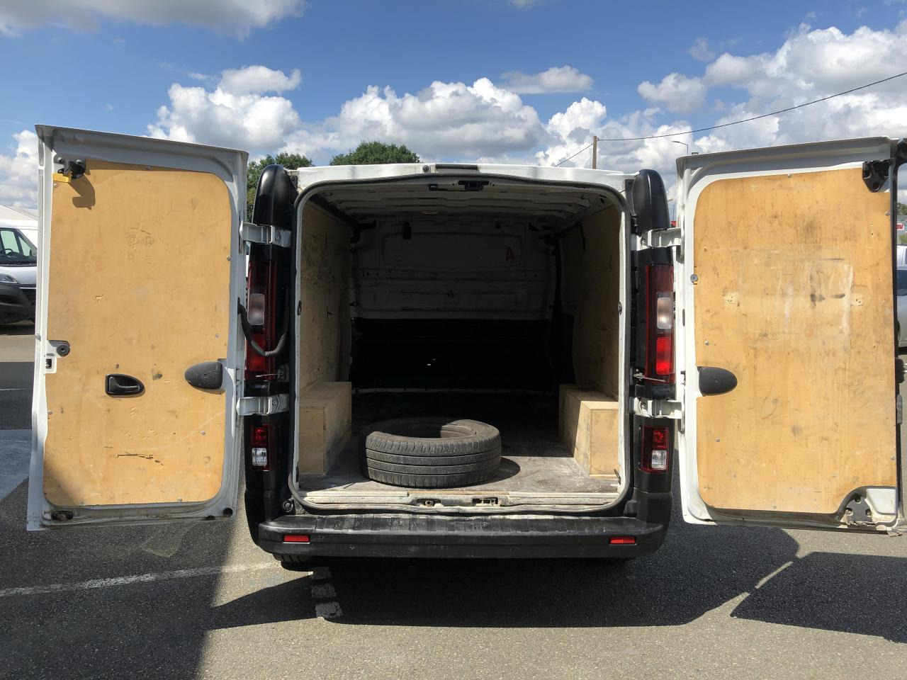 RENAULT Trafic L2H1 1200 Kg 2.0 Energy dCi - 145 - BV EDC III FOURGON Fourgon Confort L2H1 PHASE 2 - فان: صورة 2 RENAULT Trafic L2H1 1200 Kg 2.0 Energy dCi - 145 - BV EDC III FOURGON Fourgon Confort L2H1 PHASE 2 - فان: صورة 2