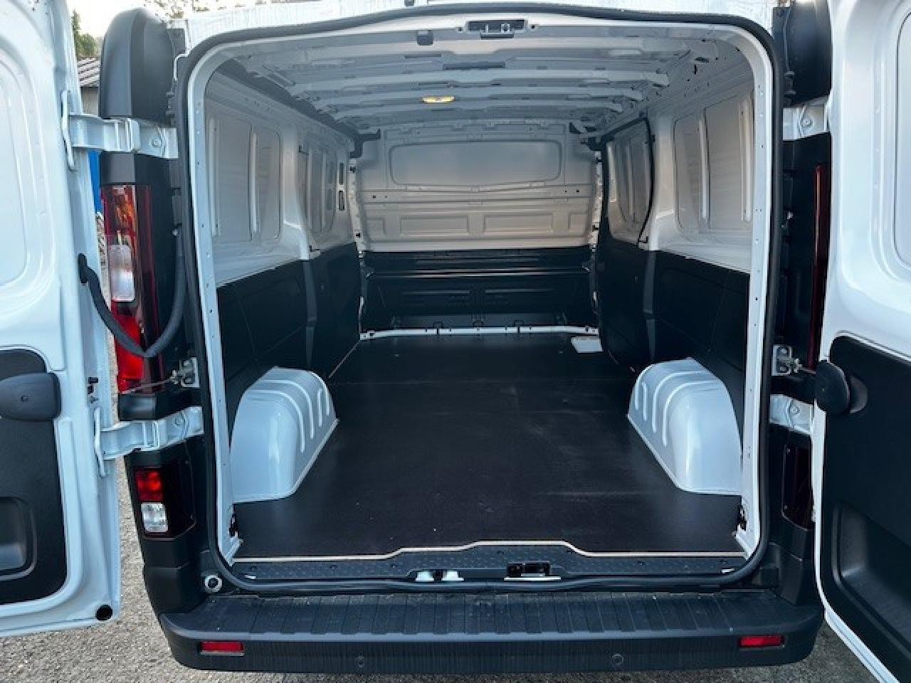 RENAULT Trafic L2H1 3000 Kg 2.0 Blue dCi - 130 2024 III FOURGON Fourgon Advance L2H1 PHASE 3 - فان: صورة 3 RENAULT Trafic L2H1 3000 Kg 2.0 Blue dCi - 130 2024 III FOURGON Fourgon Advance L2H1 PHASE 3 - فان: صورة 3
