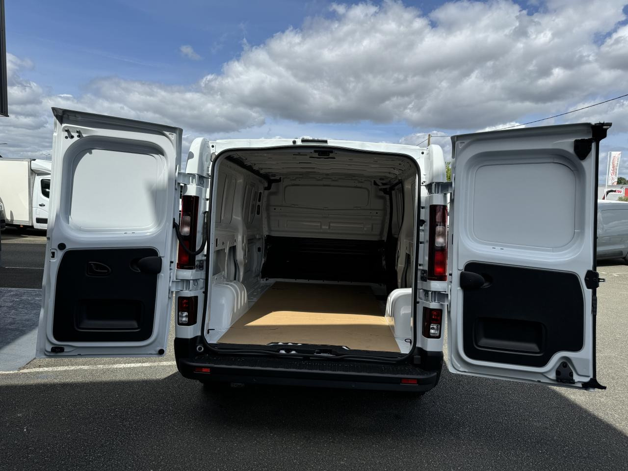 RENAULT Trafic L2H1 3000 Kg 2.0 Blue dCi - 170 2024 III FOURGON Fourgon Advance L2H1 PHASE 3 - فان: صورة 4 RENAULT Trafic L2H1 3000 Kg 2.0 Blue dCi - 170 2024 III FOURGON Fourgon Advance L2H1 PHASE 3 - فان: صورة 4