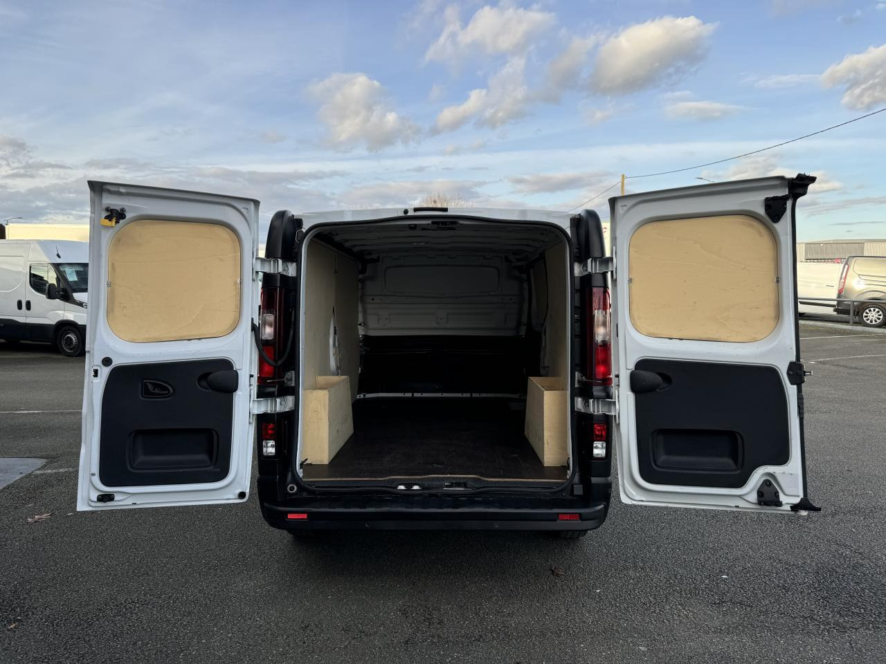Renault Trafic L2H1 3000 Kg 2.0 Blue dCi - 130 III FOURGON Fourgon Grand Confort L2H1 PHASE 3 - فان: صورة 3 Renault Trafic L2H1 3000 Kg 2.0 Blue dCi - 130 III FOURGON Fourgon Grand Confort L2H1 PHASE 3 - فان: صورة 3
