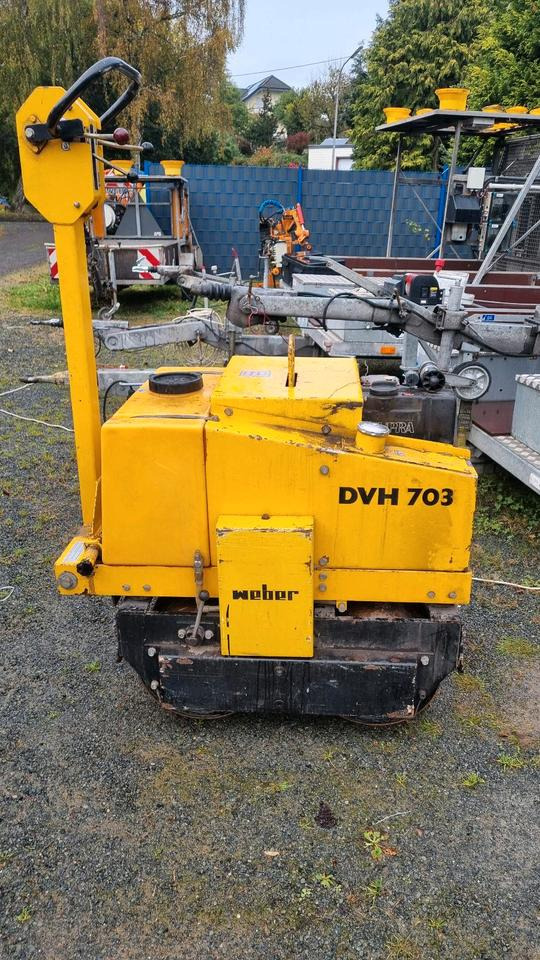 DVH 701 Weber Walze Glattmantel Walze Rüttelwalze Dublex Vibrationswalze Rüttelplatte Strassenwalze Plattenverdichter DVH 603 - مدحلة صغيرة: صورة 1 DVH 701 Weber Walze Glattmantel Walze Rüttelwalze Dublex Vibrationswalze Rüttelplatte Strassenwalze Plattenverdichter DVH 603 - مدحلة صغيرة: صورة 1