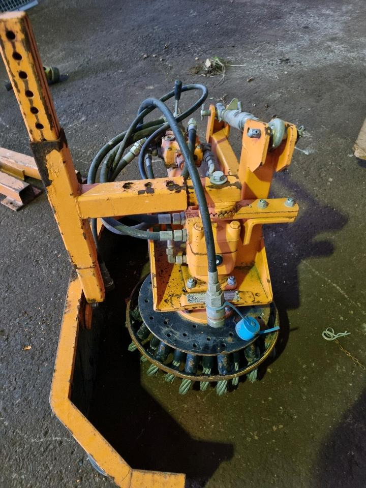 Dücker PFP 600 Wildkrautbürste Wildkrautbesen Mähausleger Böschungsmulcher Böschungsmäher UNA DUA 700 800 600 500 für Unimog Mulag Gilbers - مكنسة: صورة 2 Dücker PFP 600 Wildkrautbürste Wildkrautbesen Mähausleger Böschungsmulcher Böschungsmäher UNA DUA 700 800 600 500 für Unimog Mulag Gilbers - مكنسة: صورة 2