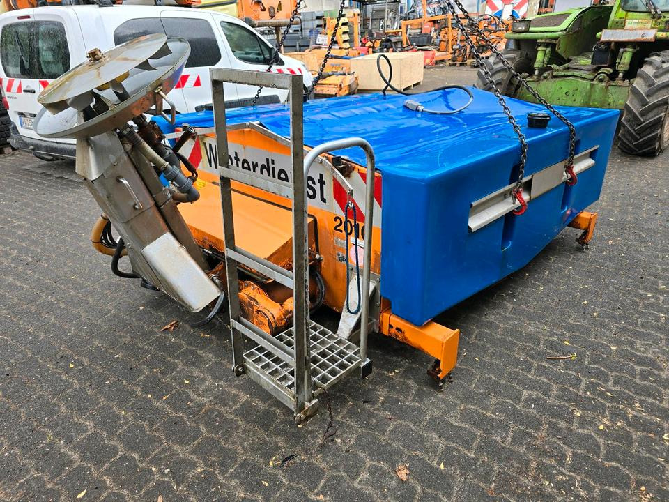 Gmeiner STA 2000 C Salzstreuer für Unimog UGN UGE 424 427 405 U300 U 300 400 500 MERCEDES-BENZ 218 219 318 323 423 427 327 430 429 430 435 Salzsilo Streuautomat Winterdienst - مفرشة الرمل/ الملح: صورة 1 Gmeiner STA 2000 C Salzstreuer für Unimog UGN UGE 424 427 405 U300 U 300 400 500 MERCEDES-BENZ 218 219 318 323 423 427 327 430 429 430 435 Salzsilo Streuautomat Winterdienst - مفرشة الرمل/ الملح: صورة 1