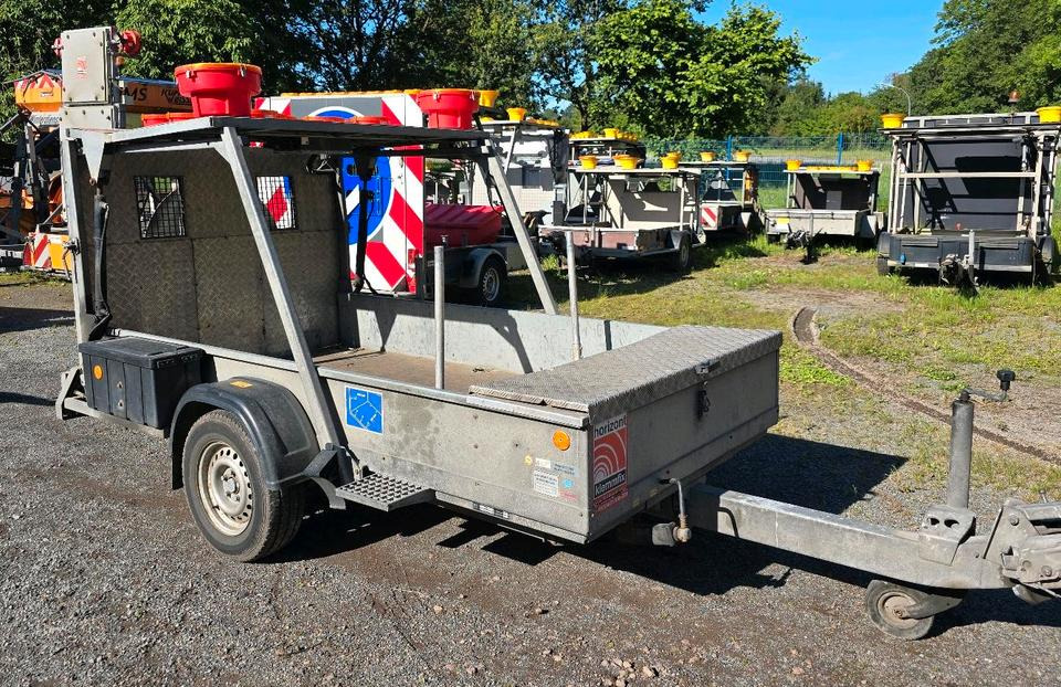 Horizont LED Absperrtafel VZ616 FAT Verkehrsleittafel Verkehrssicherungsanhänger Sperrwand Nissen Trebbiner - عربة مقطورة: صورة 4 Horizont LED Absperrtafel VZ616 FAT Verkehrsleittafel Verkehrssicherungsanhänger Sperrwand Nissen Trebbiner - عربة مقطورة: صورة 4