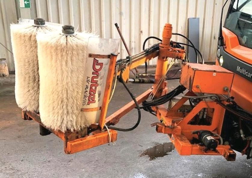 Leitpfostenwaschgerät Drutzel LWG-M-SR Leitpfostenwaschmaschine Schmidt Passend für Multicar Unimog - مكنسة: صورة 1 Leitpfostenwaschgerät Drutzel LWG-M-SR Leitpfostenwaschmaschine Schmidt Passend für Multicar Unimog - مكنسة: صورة 1