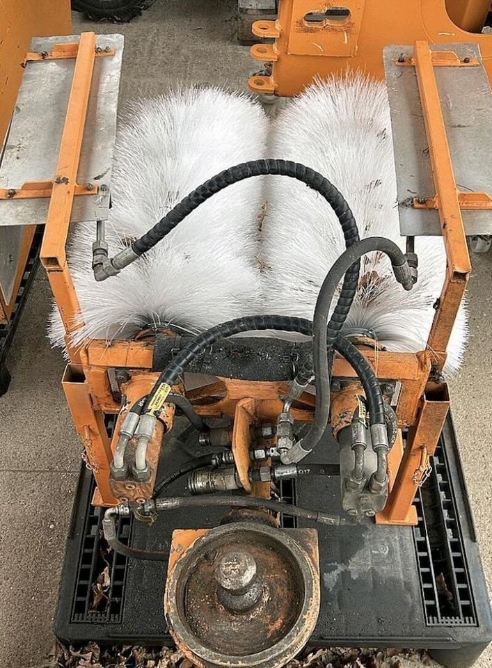 Leitpfostenwaschgerät Fiedler FLW 500 für Mähausleger Böschungsmäher Böschungsmulcher FfM 400 500 600 Leitpfostenwaschmaschine - مكنسة: صورة 1 Leitpfostenwaschgerät Fiedler FLW 500 für Mähausleger Böschungsmäher Böschungsmulcher FfM 400 500 600 Leitpfostenwaschmaschine - مكنسة: صورة 1