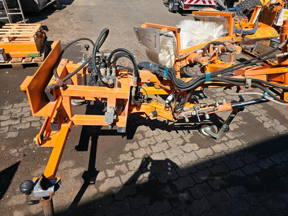 Leitpfostenwaschgerät WV 3-L für Unimog 405/10 405/12 U300 u400 300 500 318 218 423 430 530 Schmidt - مكنسة: صورة 3 Leitpfostenwaschgerät WV 3-L für Unimog 405/10 405/12 U300 u400 300 500 318 218 423 430 530 Schmidt - مكنسة: صورة 3