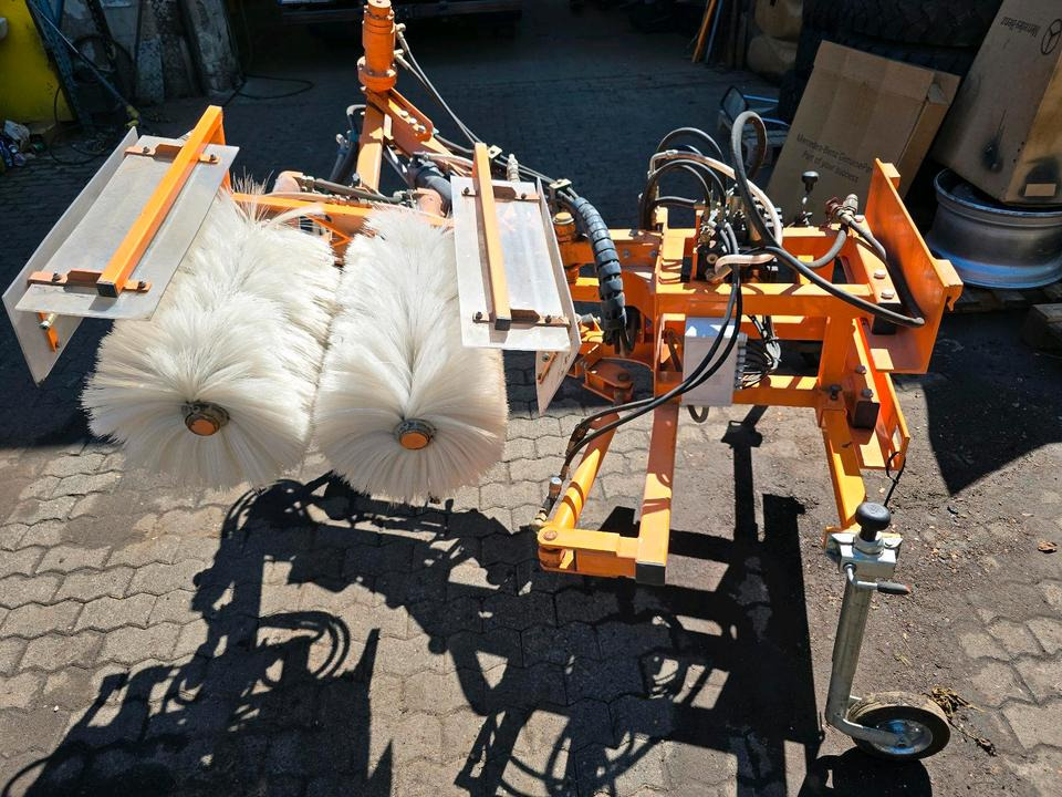 Leitpfostenwaschgerät WV 3-L für Unimog 405/10 405/12 U300 u400 300 500 318 218 423 430 530 Schmidt - مكنسة: صورة 1 Leitpfostenwaschgerät WV 3-L für Unimog 405/10 405/12 U300 u400 300 500 318 218 423 430 530 Schmidt - مكنسة: صورة 1