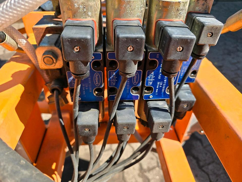 Leitpfostenwaschgerät WV 3-L für Unimog 405/10 405/12 U300 u400 300 500 318 218 423 430 530 Schmidt - مكنسة: صورة 5 Leitpfostenwaschgerät WV 3-L für Unimog 405/10 405/12 U300 u400 300 500 318 218 423 430 530 Schmidt - مكنسة: صورة 5