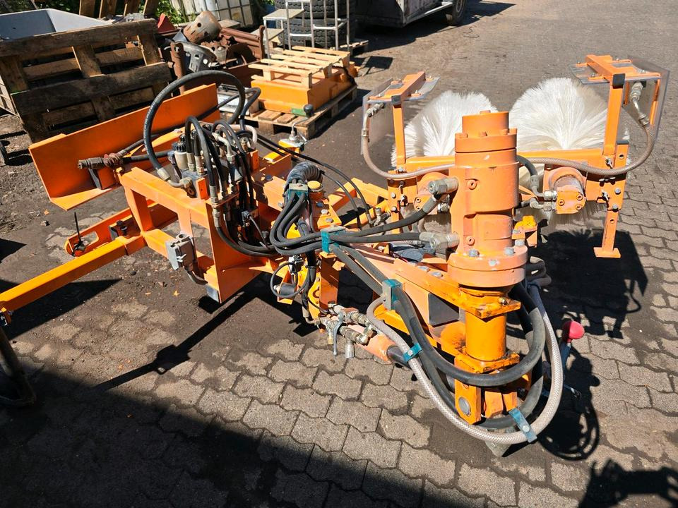 Leitpfostenwaschgerät WV 3-L für Unimog 405/10 405/12 U300 u400 300 500 318 218 423 430 530 Schmidt - مكنسة: صورة 4 Leitpfostenwaschgerät WV 3-L für Unimog 405/10 405/12 U300 u400 300 500 318 218 423 430 530 Schmidt - مكنسة: صورة 4