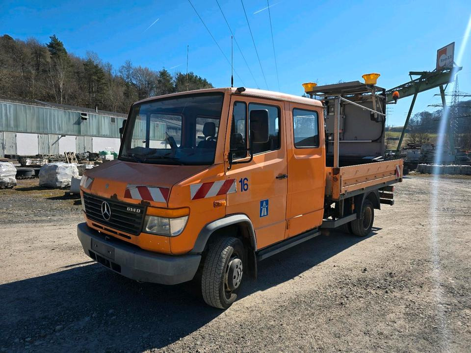 Mercedes-Benz Vario 614D Pritsche Doka 2002 Nissen VLT Verkehrsleittafel Absperrtafel LKW Vorwarntafel - شاحنات مسطحة: صورة 1 Mercedes-Benz Vario 614D Pritsche Doka 2002 Nissen VLT Verkehrsleittafel Absperrtafel LKW Vorwarntafel - شاحنات مسطحة: صورة 1