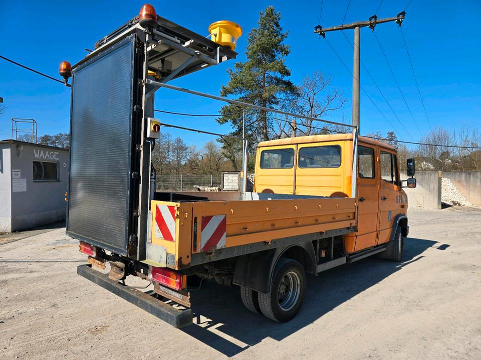Mercedes-Benz Vario 614D Pritsche Doka 2002 Nissen VLT Verkehrsleittafel Absperrtafel LKW Vorwarntafel - شاحنات مسطحة: صورة 3 Mercedes-Benz Vario 614D Pritsche Doka 2002 Nissen VLT Verkehrsleittafel Absperrtafel LKW Vorwarntafel - شاحنات مسطحة: صورة 3