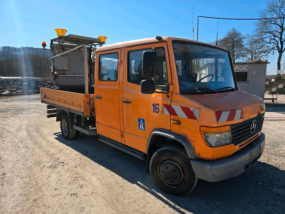 Mercedes-Benz Vario 614D Pritsche Doka 2002 Nissen VLT Verkehrsleittafel Absperrtafel LKW Vorwarntafel - شاحنات مسطحة: صورة 2 Mercedes-Benz Vario 614D Pritsche Doka 2002 Nissen VLT Verkehrsleittafel Absperrtafel LKW Vorwarntafel - شاحنات مسطحة: صورة 2
