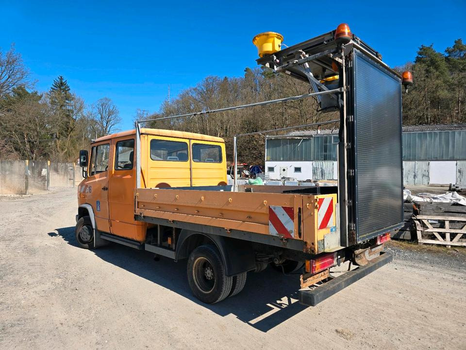 Mercedes-Benz Vario 614D Pritsche Doka 2002 Nissen VLT Verkehrsleittafel Absperrtafel LKW Vorwarntafel - شاحنات مسطحة: صورة 4 Mercedes-Benz Vario 614D Pritsche Doka 2002 Nissen VLT Verkehrsleittafel Absperrtafel LKW Vorwarntafel - شاحنات مسطحة: صورة 4