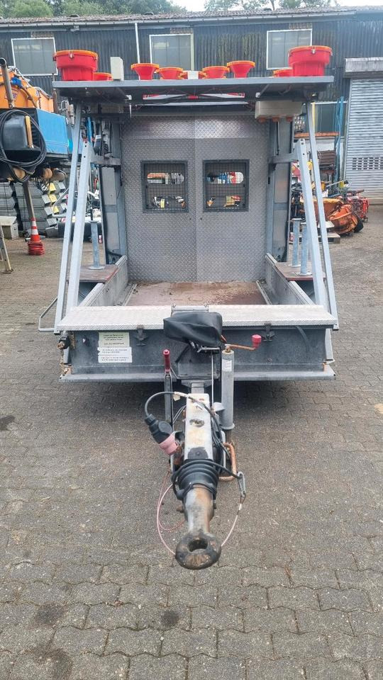 Mersch Absperrtafel Vz616 mit Horizont Leuchtkreuzanlage Sperrwand Sperranhänger Leittafel Leitanhänger Verkehrsleittafel Verkehrsleitanhänger Verkehrssicherungsanhänger Nissen Trebbiner - عربة مقطورة: صورة 3 Mersch Absperrtafel Vz616 mit Horizont Leuchtkreuzanlage Sperrwand Sperranhänger Leittafel Leitanhänger Verkehrsleittafel Verkehrsleitanhänger Verkehrssicherungsanhänger Nissen Trebbiner - عربة مقطورة: صورة 3