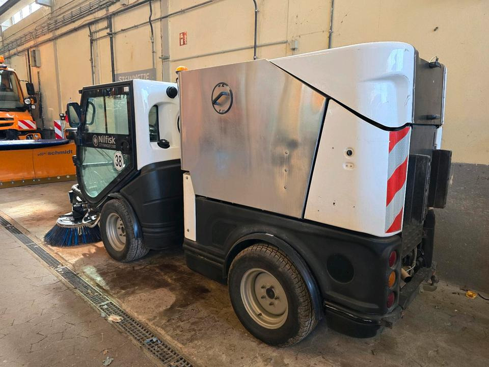Nilfisk City Ranger 3500 Kehrmaschine Straßenkehrmaschine mit Schmidt Bediendisplay Hako Kehreinheit - سياره كنس شوارع: صورة 2 Nilfisk City Ranger 3500 Kehrmaschine Straßenkehrmaschine mit Schmidt Bediendisplay Hako Kehreinheit - سياره كنس شوارع: صورة 2