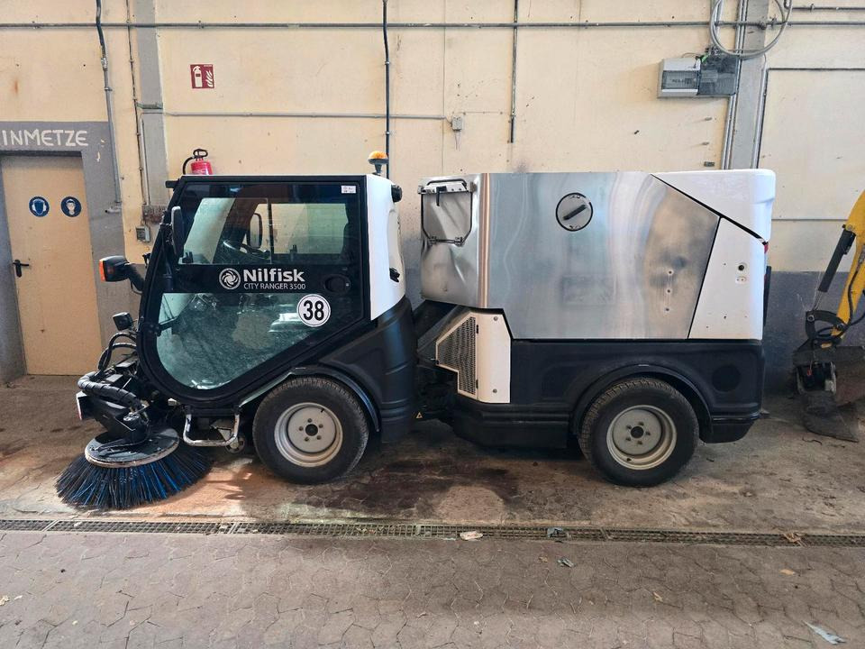 Nilfisk City Ranger 3500 Kehrmaschine Straßenkehrmaschine mit Schmidt Bediendisplay Hako Kehreinheit - سياره كنس شوارع: صورة 3 Nilfisk City Ranger 3500 Kehrmaschine Straßenkehrmaschine mit Schmidt Bediendisplay Hako Kehreinheit - سياره كنس شوارع: صورة 3