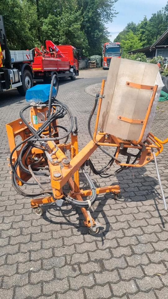Schmidt RPS-H Leitpfostenwaschgerät Mulag Leitblankenwaschgerät für Unimog 405 u300 400 500 423 318 430 427 527 - مكنسة: صورة 1 Schmidt RPS-H Leitpfostenwaschgerät Mulag Leitblankenwaschgerät für Unimog 405 u300 400 500 423 318 430 427 527 - مكنسة: صورة 1
