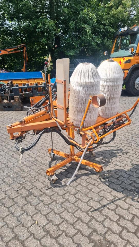 Schmidt RPS-H Leitpfostenwaschgerät Mulag Leitblankenwaschgerät für Unimog 405 u300 400 500 423 318 430 427 527 - مكنسة: صورة 2 Schmidt RPS-H Leitpfostenwaschgerät Mulag Leitblankenwaschgerät für Unimog 405 u300 400 500 423 318 430 427 527 - مكنسة: صورة 2