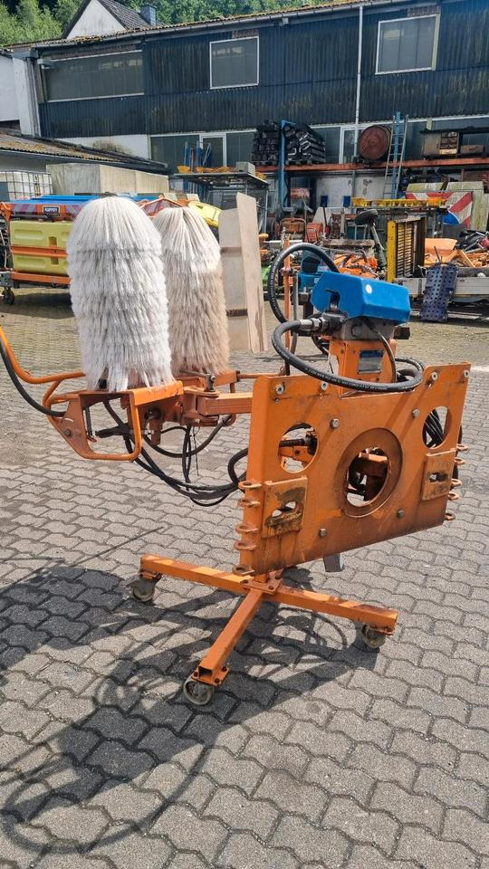 Schmidt RPS-H Leitpfostenwaschgerät Mulag Leitblankenwaschgerät für Unimog 405 u300 400 500 423 318 430 427 527 - مكنسة: صورة 4 Schmidt RPS-H Leitpfostenwaschgerät Mulag Leitblankenwaschgerät für Unimog 405 u300 400 500 423 318 430 427 527 - مكنسة: صورة 4