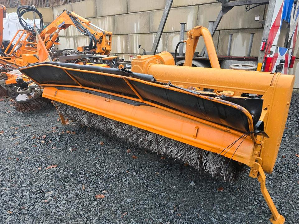 Schmidt VKS Kehrmaschine Straßenkehrmaschine Frontkehrmaschine Kehrbesen für Radlader Unimog Traktor - مكنسة: صورة 5 Schmidt VKS Kehrmaschine Straßenkehrmaschine Frontkehrmaschine Kehrbesen für Radlader Unimog Traktor - مكنسة: صورة 5