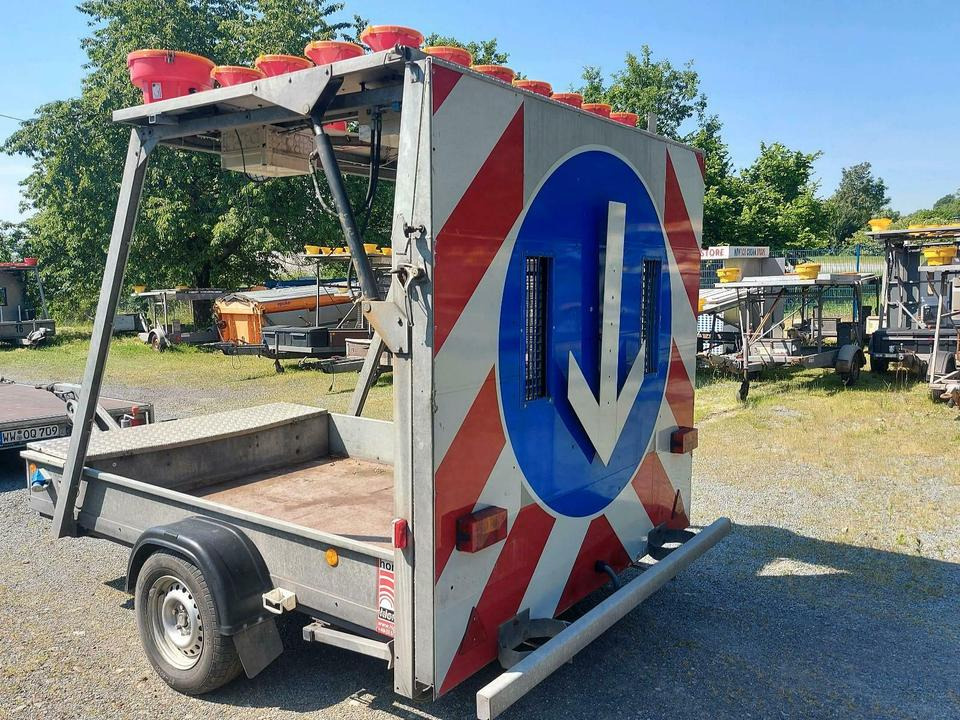 Trebbiner Absperrtafel AMD Verkehrsleittafel Vz616 - عربة مقطورة: صورة 3 Trebbiner Absperrtafel AMD Verkehrsleittafel Vz616 - عربة مقطورة: صورة 3