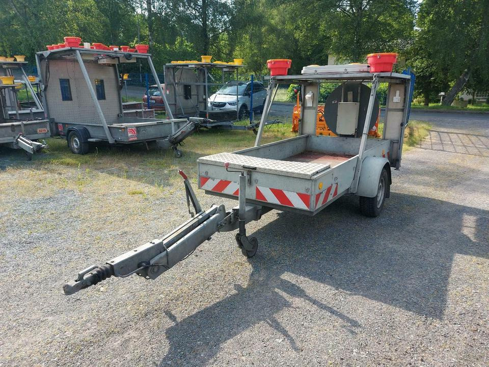 Trebbiner Absperrtafel Sperrwand Vz616 Nissen Horizont vz615 - عربة مقطورة: صورة 2 Trebbiner Absperrtafel Sperrwand Vz616 Nissen Horizont vz615 - عربة مقطورة: صورة 2