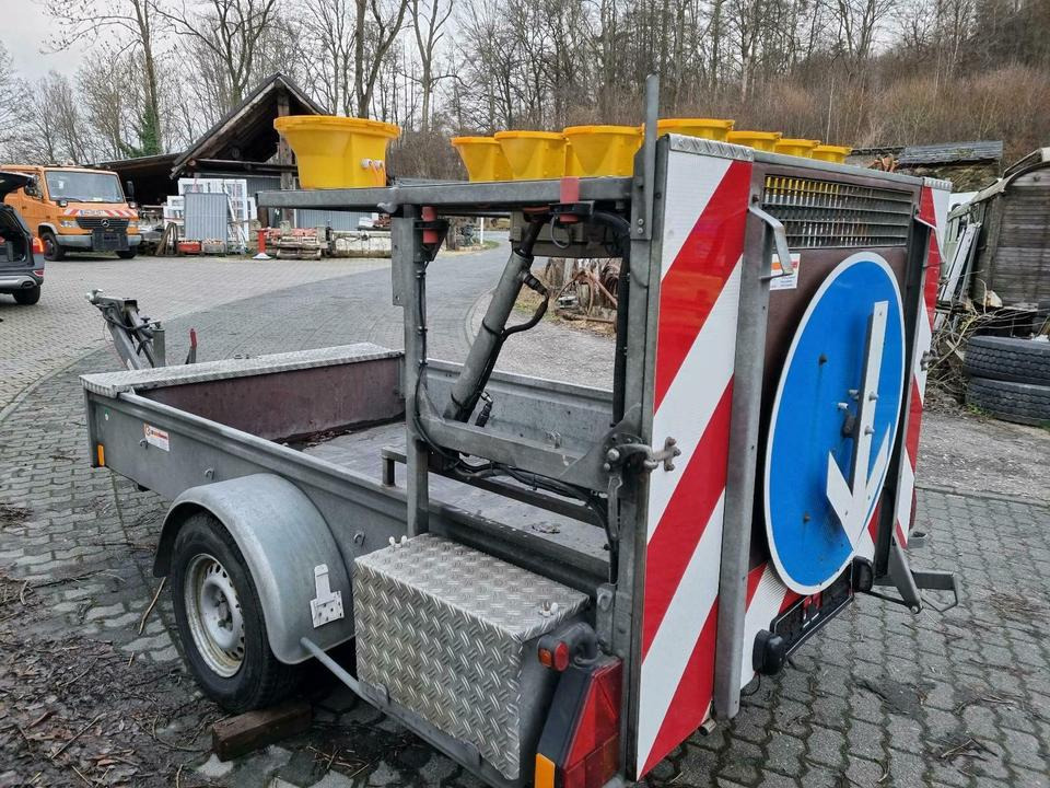 Trebbiner Absperrtafel VZ 616 kleine Ausführung Vorwarntafel niss - عربة مقطورة: صورة 1 Trebbiner Absperrtafel VZ 616 kleine Ausführung Vorwarntafel niss - عربة مقطورة: صورة 1