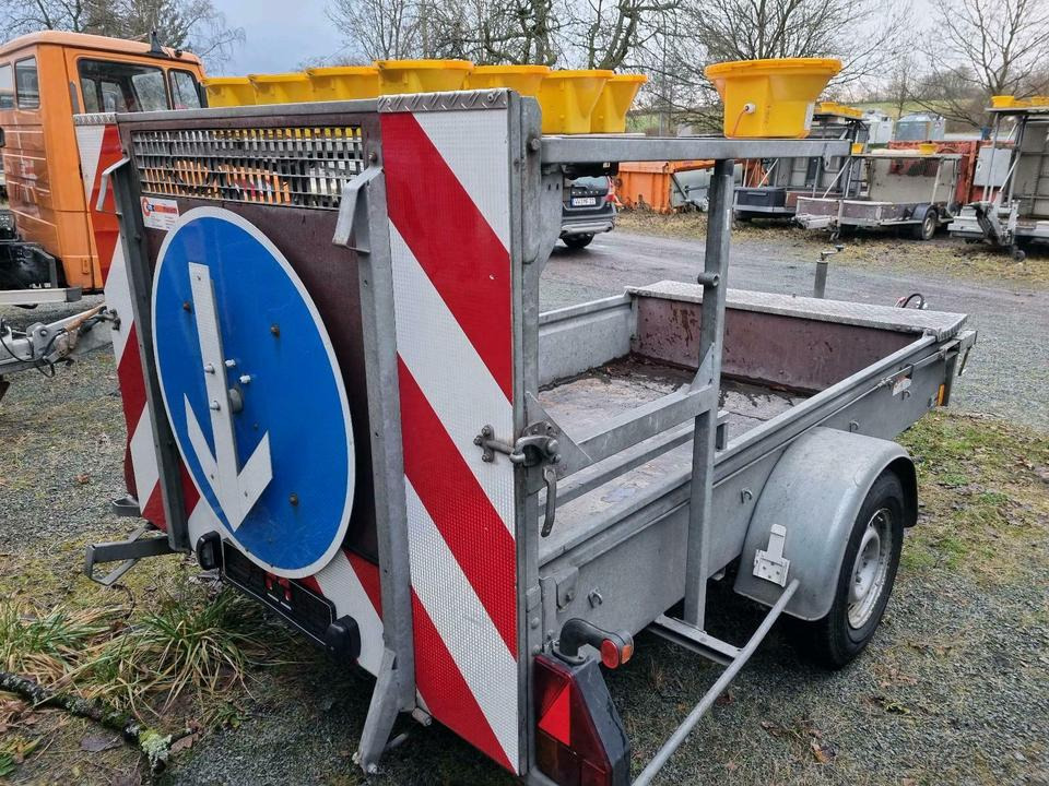 Trebbiner Absperrtafel VZ 616 kleine Ausführung Vorwarntafel niss - عربة مقطورة: صورة 4 Trebbiner Absperrtafel VZ 616 kleine Ausführung Vorwarntafel niss - عربة مقطورة: صورة 4