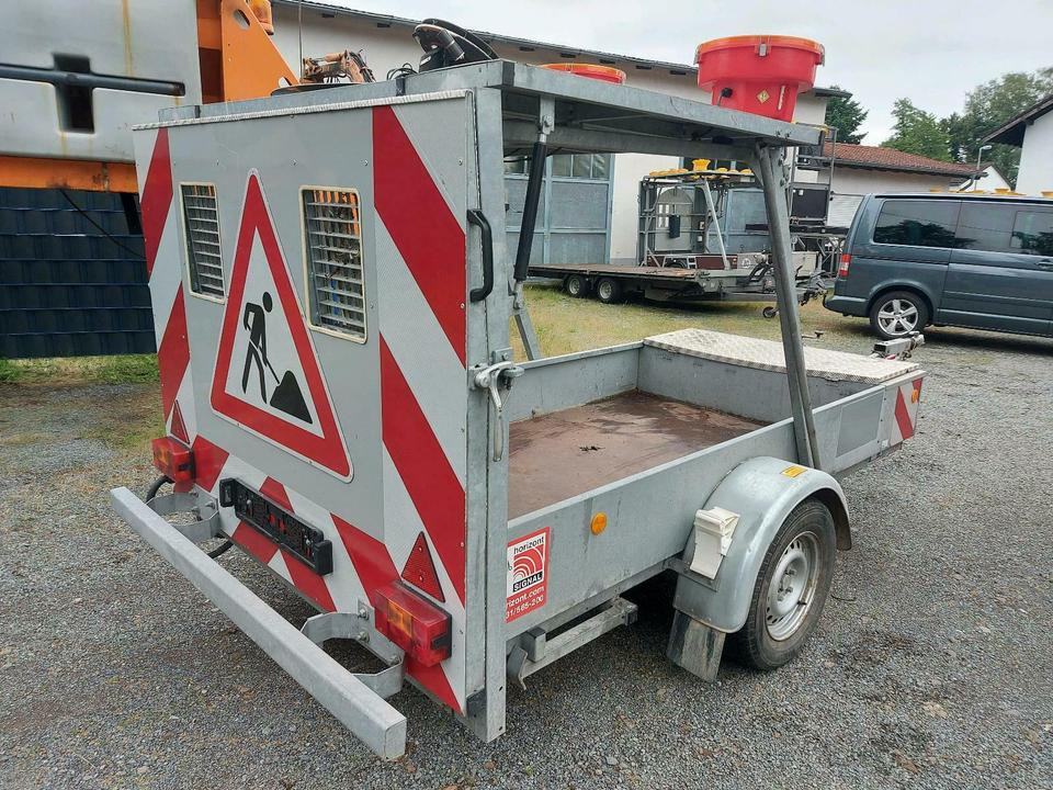 Trebbiner Absperrtafel vz615 616 Sperrwand Leitanhänger Sicherung - عربة مقطورة: صورة 1 Trebbiner Absperrtafel vz615 616 Sperrwand Leitanhänger Sicherung - عربة مقطورة: صورة 1