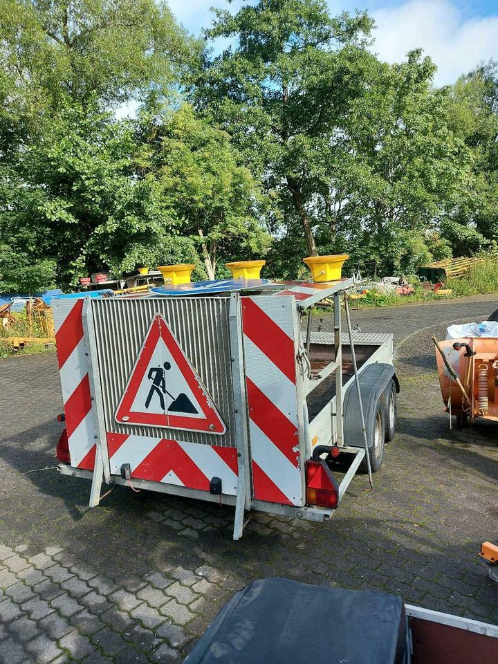 Trebbiner Absperrtafel vz615 Nissen Horizont Sperrwand Verkehrsle - عربة مقطورة: صورة 2 Trebbiner Absperrtafel vz615 Nissen Horizont Sperrwand Verkehrsle - عربة مقطورة: صورة 2
