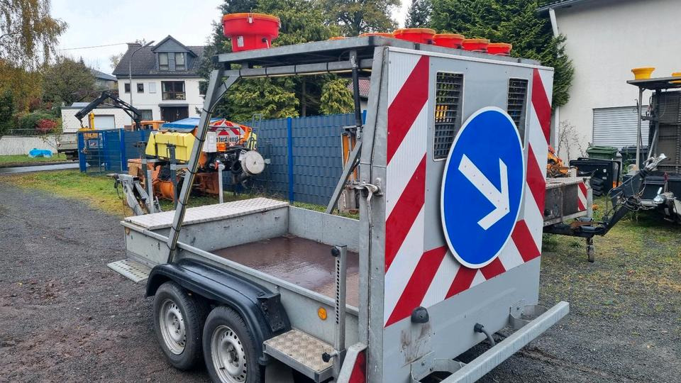 Trebbiner FAZ LRF FAT Absperrtafel Fahrbare Sperrwand Verkehrsleittafel Verkehrsleitanhänger Verkehrssicherungsanhänger - عربة مقطورة: صورة 4 Trebbiner FAZ LRF FAT Absperrtafel Fahrbare Sperrwand Verkehrsleittafel Verkehrsleitanhänger Verkehrssicherungsanhänger - عربة مقطورة: صورة 4