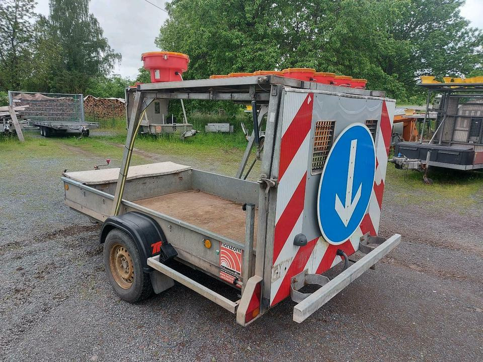 Trebbiner LED Absperrtafel Sperrwand Verkehrsleittafel Nissen - عربة مقطورة: صورة 2 Trebbiner LED Absperrtafel Sperrwand Verkehrsleittafel Nissen - عربة مقطورة: صورة 2