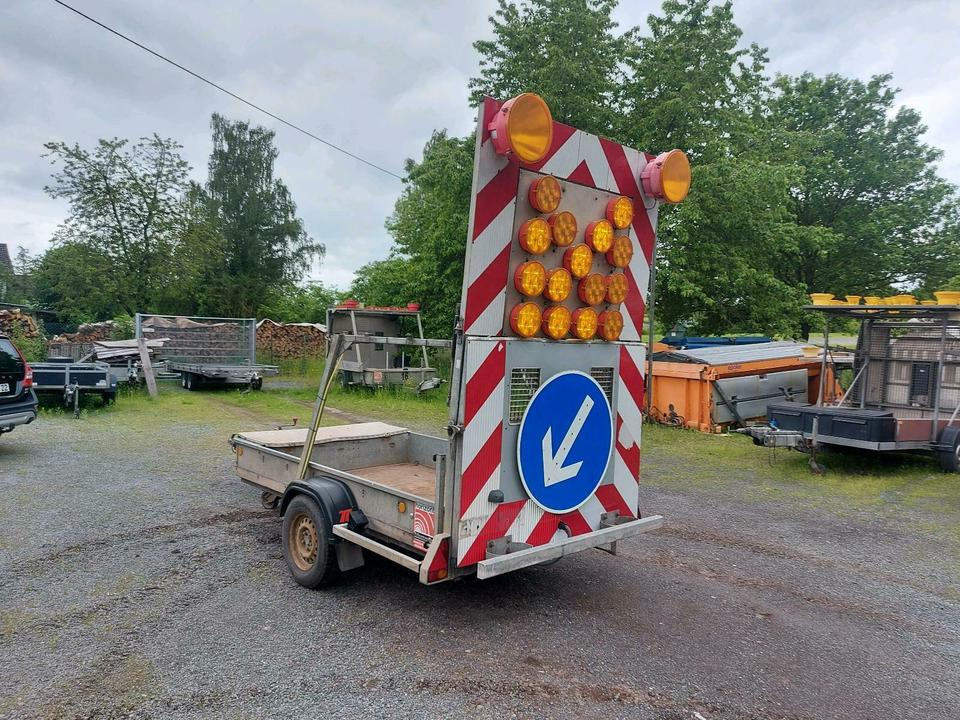 Trebbiner LED Absperrtafel Sperrwand Verkehrsleittafel Nissen - عربة مقطورة: صورة 5 Trebbiner LED Absperrtafel Sperrwand Verkehrsleittafel Nissen - عربة مقطورة: صورة 5