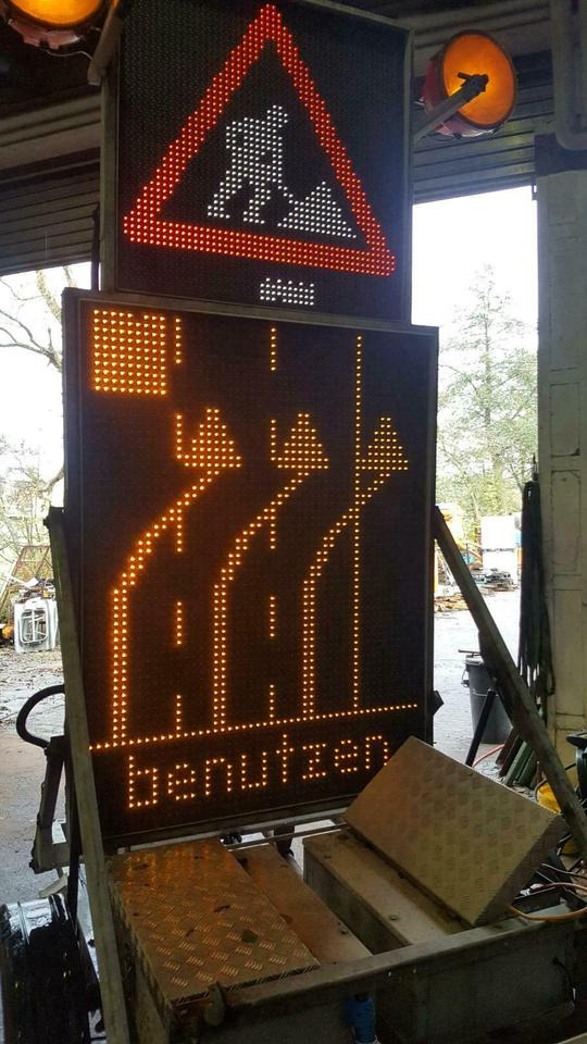 Trebbiner VWT-E Verkehrsleittafel Verkehrsleitanhänger Schild - عربة مقطورة: صورة 5 Trebbiner VWT-E Verkehrsleittafel Verkehrsleitanhänger Schild - عربة مقطورة: صورة 5