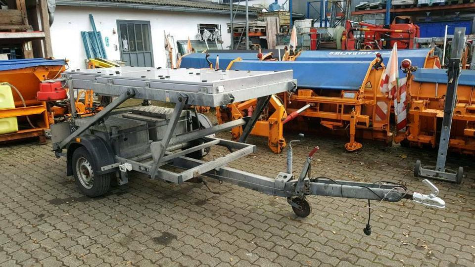 Verkehrsleitanhänger Mersch Nissen Trebbiner Horizont - عربة مقطورة: صورة 2 Verkehrsleitanhänger Mersch Nissen Trebbiner Horizont - عربة مقطورة: صورة 2