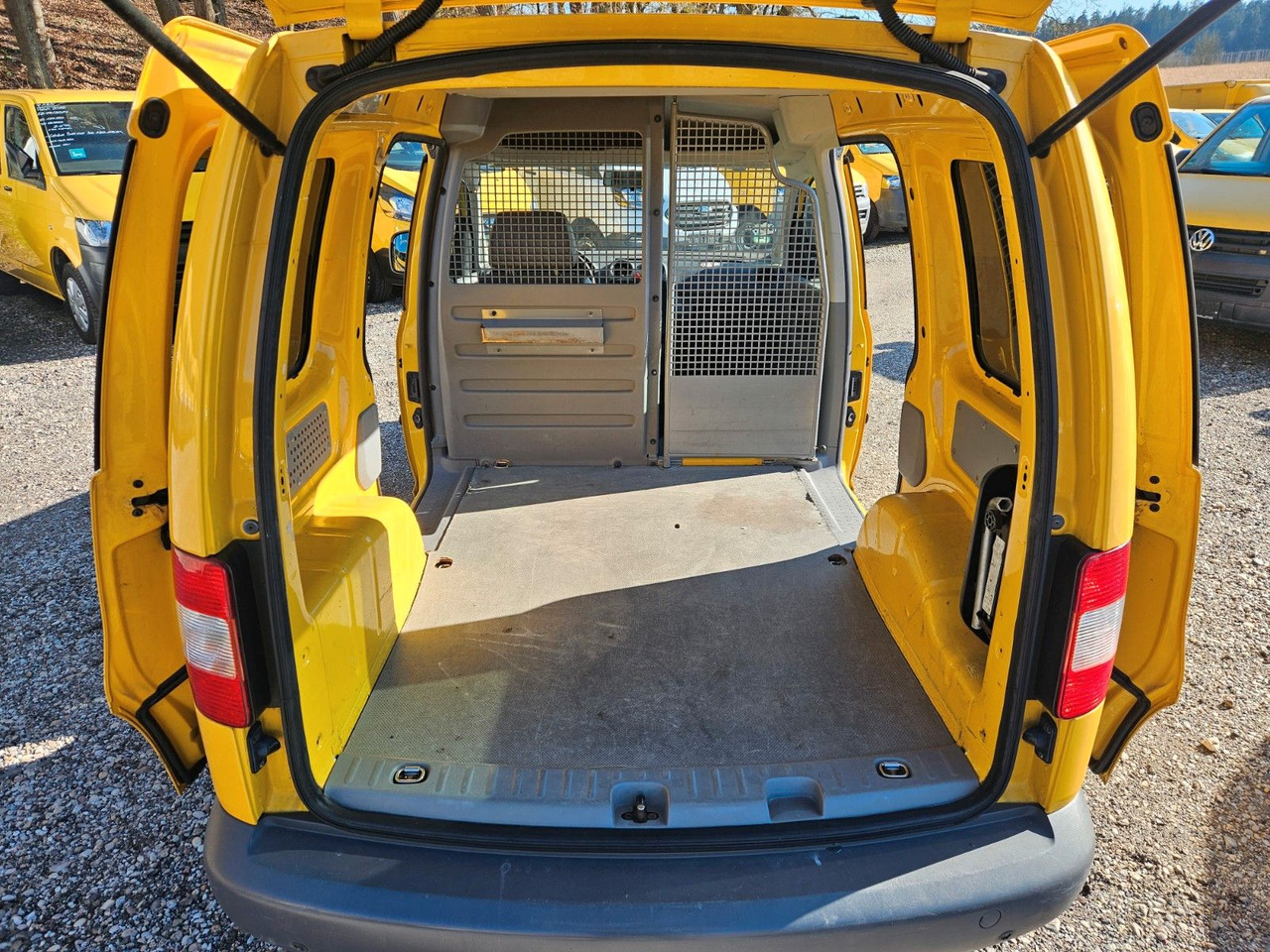 Volkswagen Caddy 2.0 SDI*1.Hand*S-heft*2xSchiebetüre - ميكروباص: صورة 5 Volkswagen Caddy 2.0 SDI*1.Hand*S-heft*2xSchiebetüre - ميكروباص: صورة 5