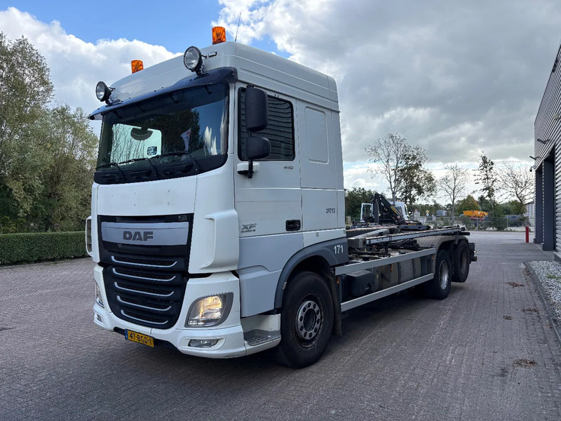 DAF XF 440 6x2 / VDL 21 TON / AFNET SYSTEEM / DUBBELLUCHT SLEPER / APK - TUV JUNI 2026 / - شاحنة ذات خطاف: صورة 2 DAF XF 440 6x2 / VDL 21 TON / AFNET SYSTEEM / DUBBELLUCHT SLEPER / APK - TUV JUNI 2026 / - شاحنة ذات خطاف: صورة 2
