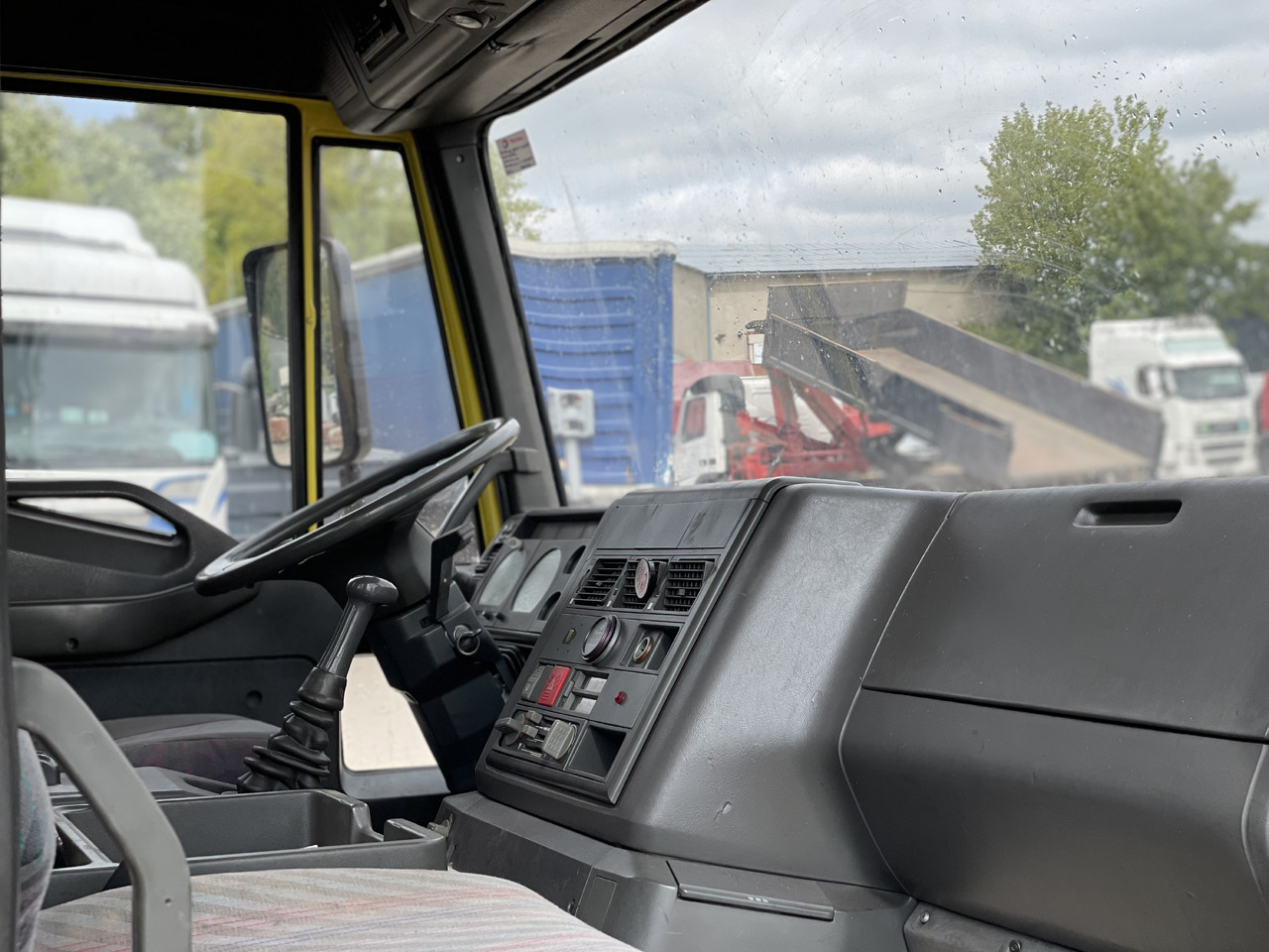 شاحنة قلاب IVECO EUROCARGO: صورة 12