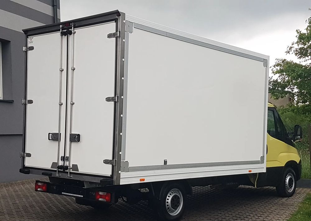 Iveco Daily 8EP KONTENER 4,14x2,21x2,20 KLIMA MANUAL KRAJOWY DMC 3500KG - شاحنة مغلقة الصندوق: صورة 4 Iveco Daily 8EP KONTENER 4,14x2,21x2,20 KLIMA MANUAL KRAJOWY DMC 3500KG - شاحنة مغلقة الصندوق: صورة 4