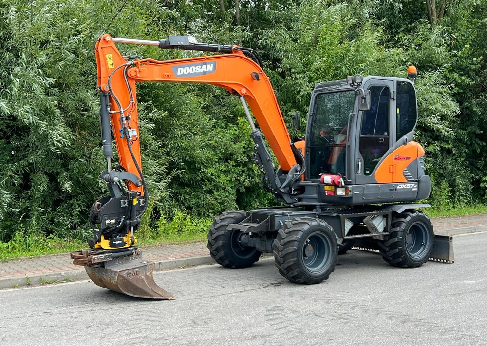 Doosan DOOSAN DX57W *ROTOTILT* 2200 Motogodzin JAK NOWA KOPARKA KOŁOWA STAN PERFEKCYJNY SPROWADZONA - حفارة دولاب: صورة 1 Doosan DOOSAN DX57W *ROTOTILT* 2200 Motogodzin JAK NOWA KOPARKA KOŁOWA STAN PERFEKCYJNY SPROWADZONA - حفارة دولاب: صورة 1