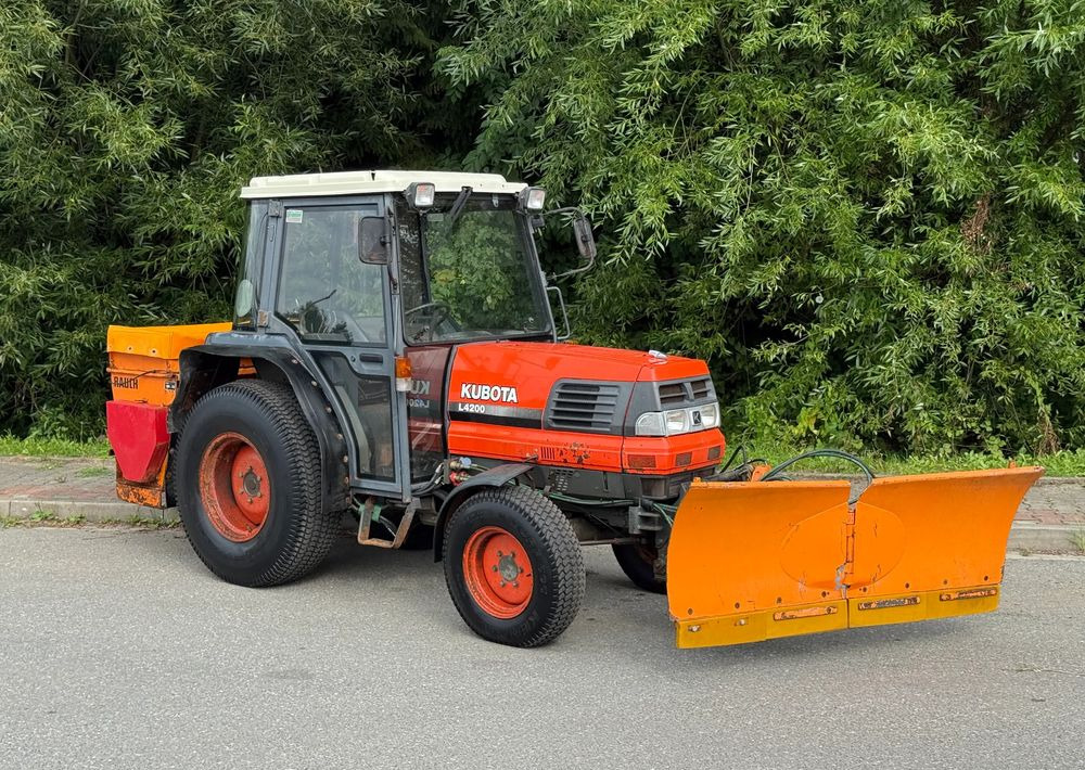 Kubota * Traktor KUBOTA L4200 * 4x4 * Pług Piaskarka * Wałek Przód Tył * Sprowadzony* Zimowe Utrzymanie - جرار: صورة 1 Kubota * Traktor KUBOTA L4200 * 4x4 * Pług Piaskarka * Wałek Przód Tył * Sprowadzony* Zimowe Utrzymanie - جرار: صورة 1