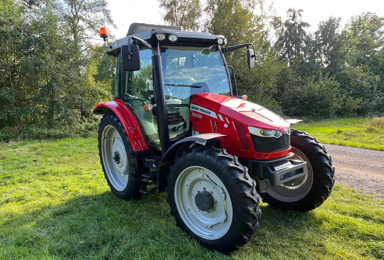 Massey Ferguson 5609 Dyna-4 Essential - جرار: صورة 2 Massey Ferguson 5609 Dyna-4 Essential - جرار: صورة 2