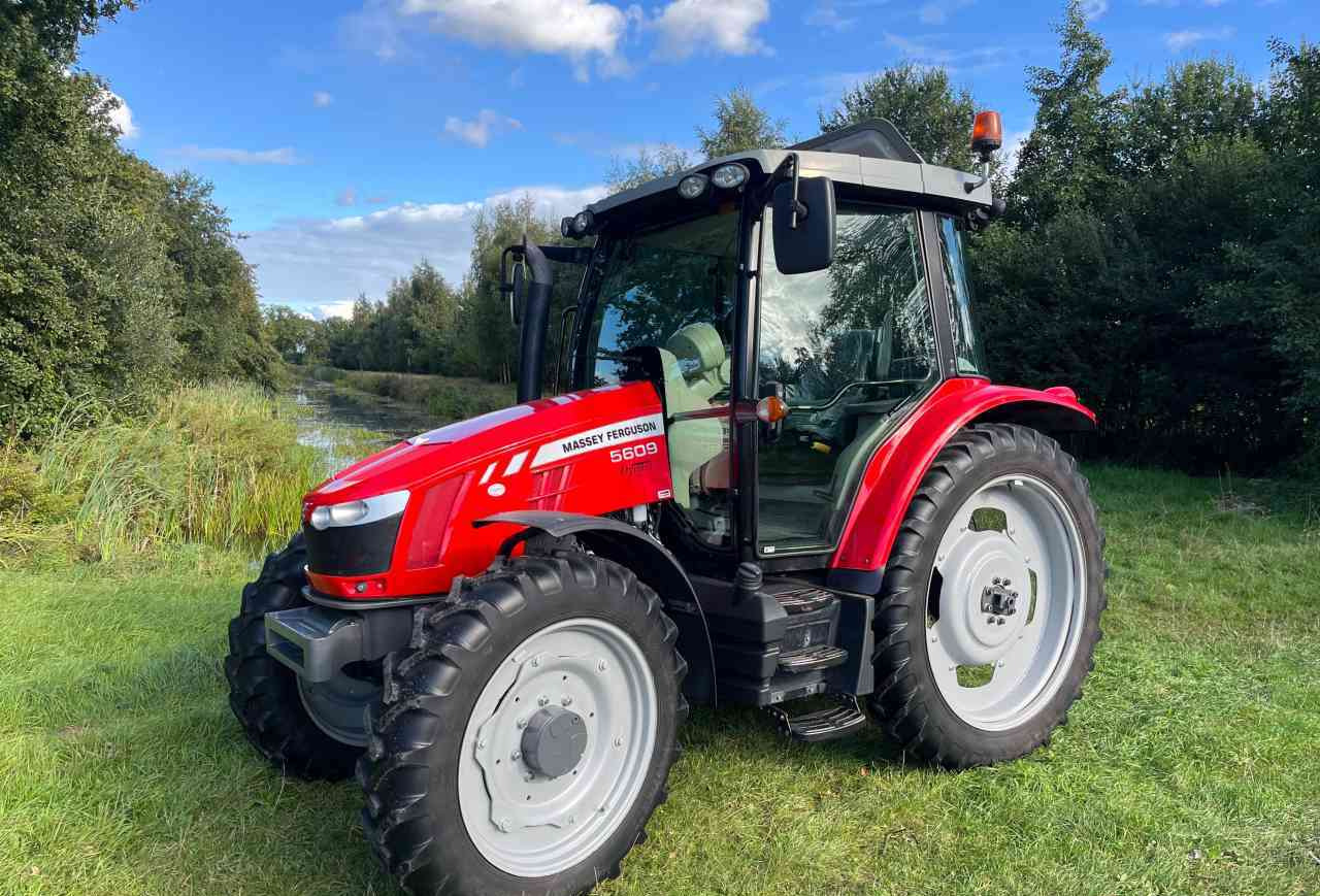 Massey Ferguson 5609 Dyna-4 Essential - جرار: صورة 1 Massey Ferguson 5609 Dyna-4 Essential - جرار: صورة 1