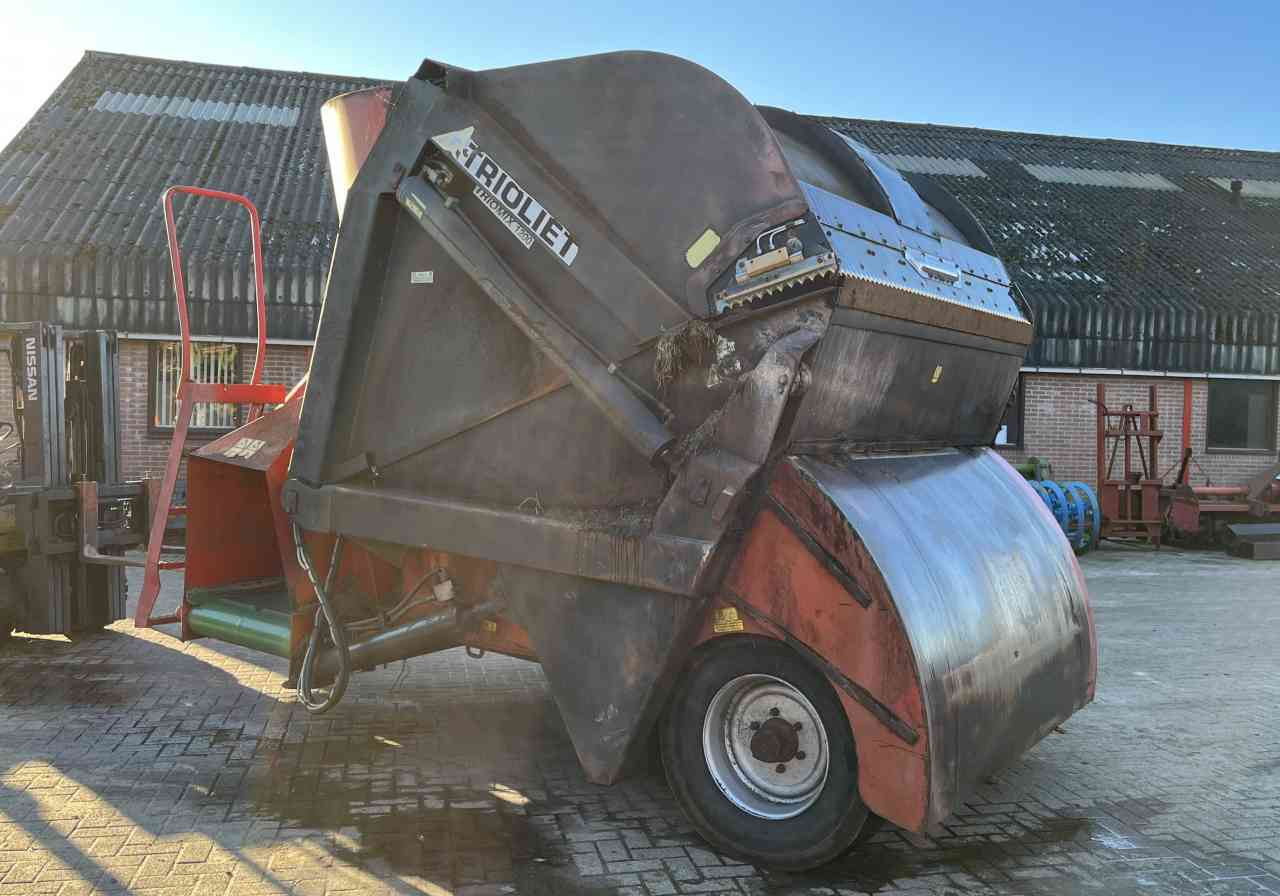 Trioliet Triomix 1200 zelfladende voermengwagen voermachines - عربة خلط الأعلاف: صورة 4 Trioliet Triomix 1200 zelfladende voermengwagen voermachines - عربة خلط الأعلاف: صورة 4